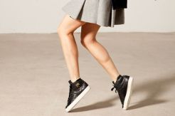 3 Jenis Sneakers yang Wajib Ada di Rak Sepatu Wanita
