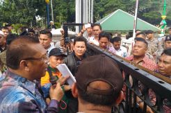 Geruduk Balai Kota, Massa Ini Sebut Ahok Banyak Langgar Hukum