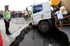 Truk Terjebak di Saluran...