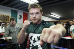 Hadapi Khan, Canelo Akui Banyak Dibantu Mayweather Jr