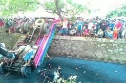 Truk Tangki Air Tercebur Kali, Sopir dan Kernet Tewas