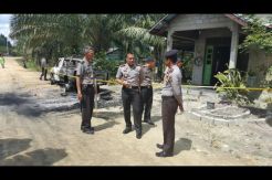 Warga Bakar Rumah dan...