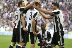 Juventus Bantai Sampdoria lalu Angkat Trofi Scudetto