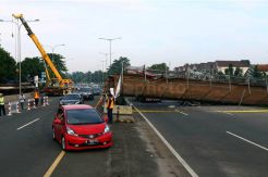 Sopir Pengangkut Crane Penabrak JPO di Tol BSD Tak Ditahan