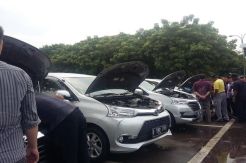 Ratusan Mobil Angkutan...