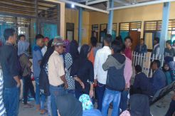 Diduga Banyak Calo, Disdukcapil Kabupaten Bima Digeruduk Warga.