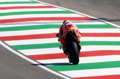 Iannone Sempurna, Rossi Melesat, Lorenzo Melorot di FP4