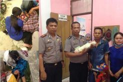Gara-Gara Jalan Rusak, Warga Bungur Melahirkan di Jalan