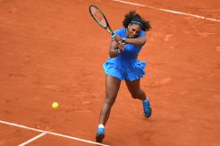 Cuaca Buruk Hentikan Duel Serena-Mladenovic di Babak Ketiga