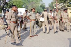 Polisi India Bentrok...