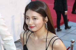 Jadi Host Baeksang Arts...