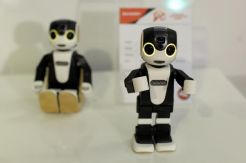 Sharp Pamer Ponsel Robot Pertama di Bali