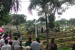 Pedagang Bunga Laris Manis Diserbu Peziarah