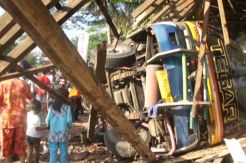 Tronton Hajar Mikrobus, Tabrak Musala dan Dua Rumah serta Motor
