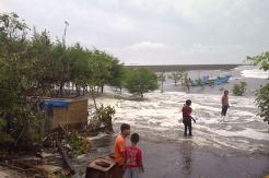 Ombak Besar di Pantai Selatan Jawa Rendam Puluhan Kios Pedagang