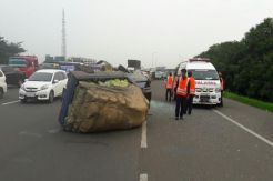 Pecah Ban, Mobil Pengangkut Sayur Terguling di tol Jagorawi