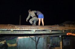Digerebek Satpol PP, Wanita Diduga Mabuk Ini Kabur ke Atap Warung