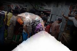 Harga Gula Melambung, Warga Antre Operasi Pasar Bulog