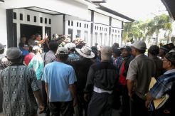 Dilarang Menguburkan Jenazah, Ratusan Warga Datangi Pabrik Gula