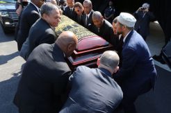 Dua Legenda Tinju Kelas Berat Usung Peti Jenazah Muhammad Ali