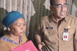 Giliran Mendagri Tjahjo Kumolo Beri Bantuan Uang ke Saeni
