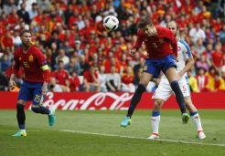 Sundulan Pique Bawa Spanyol Raih Kemenangan Pertama