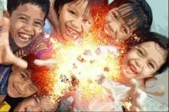 Main Petasan, Wajah Siswa SD Terbakar, Mata Nyaris Buta