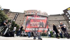 Berlusconi Jalani Operasi Jantung, Fans Milan Doa Bersama di Rumah Sakit