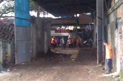 Bawang Merah Ilegal Busuk Ganggu Warga Ciracas