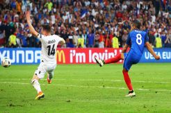 Griezmann and Payet Snatch Late Victory