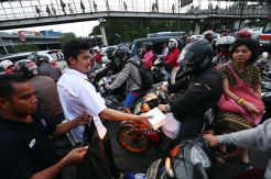 Pemuda Perindo Bagikan Takjil di Tugu 12 Mei Trisakti