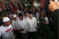 Safari Ramadhan, HT Ziarah ke Makam Wali Songo