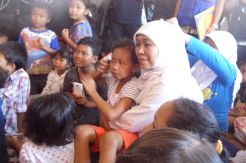 Pelukan Khofifah, Hentikan Tangisan Anak Pengungsi Longsor Purworejo