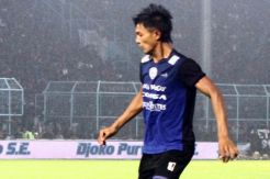 Arema Krisis Full Back, Milo Eksperimen Kontra Persipura