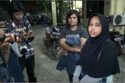 Ponsel ABK TB Charles Dipegang Pria dan Wanita Berbahasa Tagalog