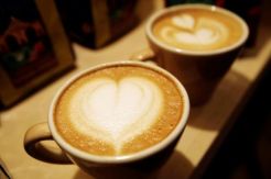 Tawarkan Kopi dan Gituan,...