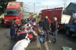 Tronton Seruduk Truk Angkut Pemudik, Dua Penumpang Terluka