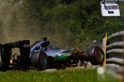 Nico Rosberg Tabrak Dinding di Latihan Ketiga