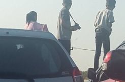 Tol Brexit Macet Parah, Aksi ABG Ini Cukup Menghibur