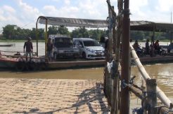 Hindari Macet, Pemudik Nekat Gunakan Perahu