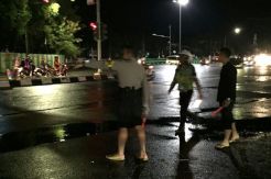 Gulung Celana, Kapolresta Palembang Atur Lalu Lintas di Jalan Banjir