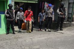 Polisi Geledah Rumah Pelaku Bom Bunuh Diri Polresta Solo