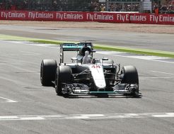 Hamilton Cetak Hattrick di Sirkuit Silversone