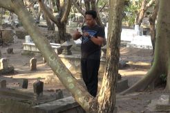 Demi Pokemon Rela Berburu Hingga di Area Kuburan
