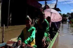 Begini Suasana Pernikahan Ditengah Banjir di Wajo