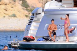 Media Ungkap Identitas Wanita yang Temani Ronaldo Liburan di Ibiza
