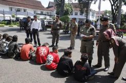 Bau dan Ganggu Aktivitas Warga, Belasan Anak Punk Dijemur