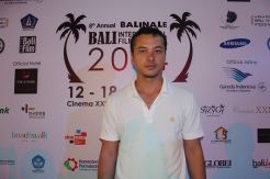 Nicholas Saputra Bawa...