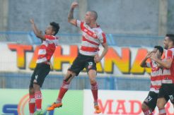 Dua Gol Brilian Menangkan MU Atas Persipura