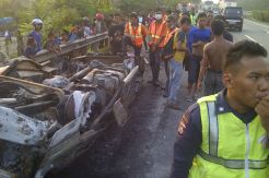 Minibus Sarat Penumpang Terbakar di Tol Tangerang-Merak